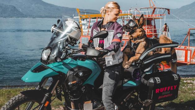 Αφησε τον άντρα της και πήρε το σκύλο για συνεπιβάτη 